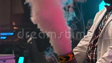 一位科学家在表演节目时，用液氮注入氮气，使烟雾爆炸